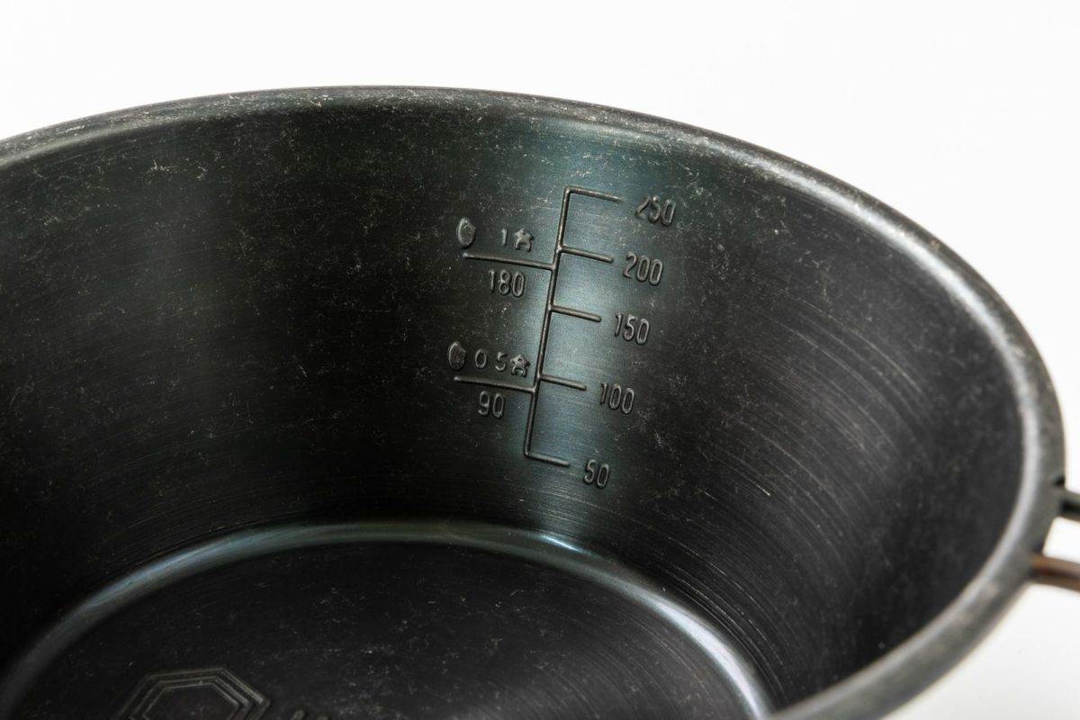 黒酸化ビンテージ加工シェラカップ -HILLSFIELD-　エンボス 330ml ステンレス 目盛り付