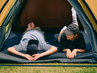 頭上部から二人で眠るシーン