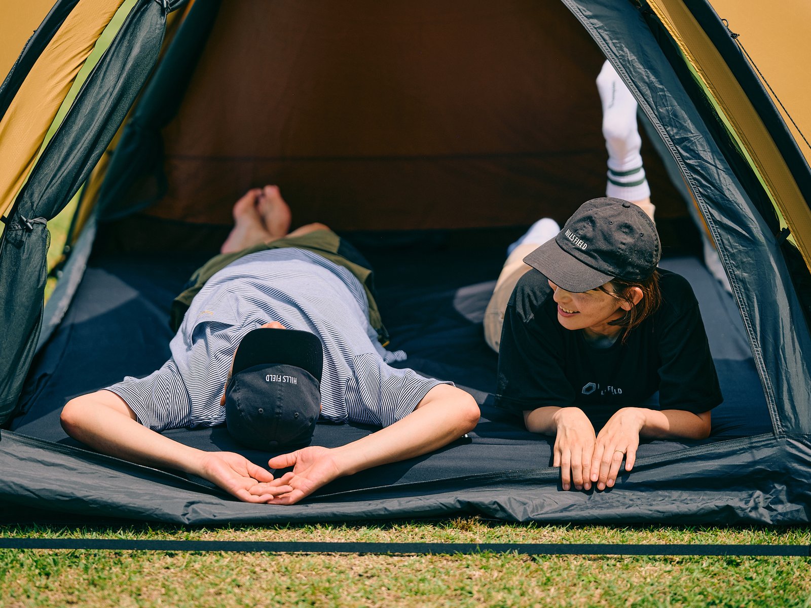 頭上部から二人で眠るシーン