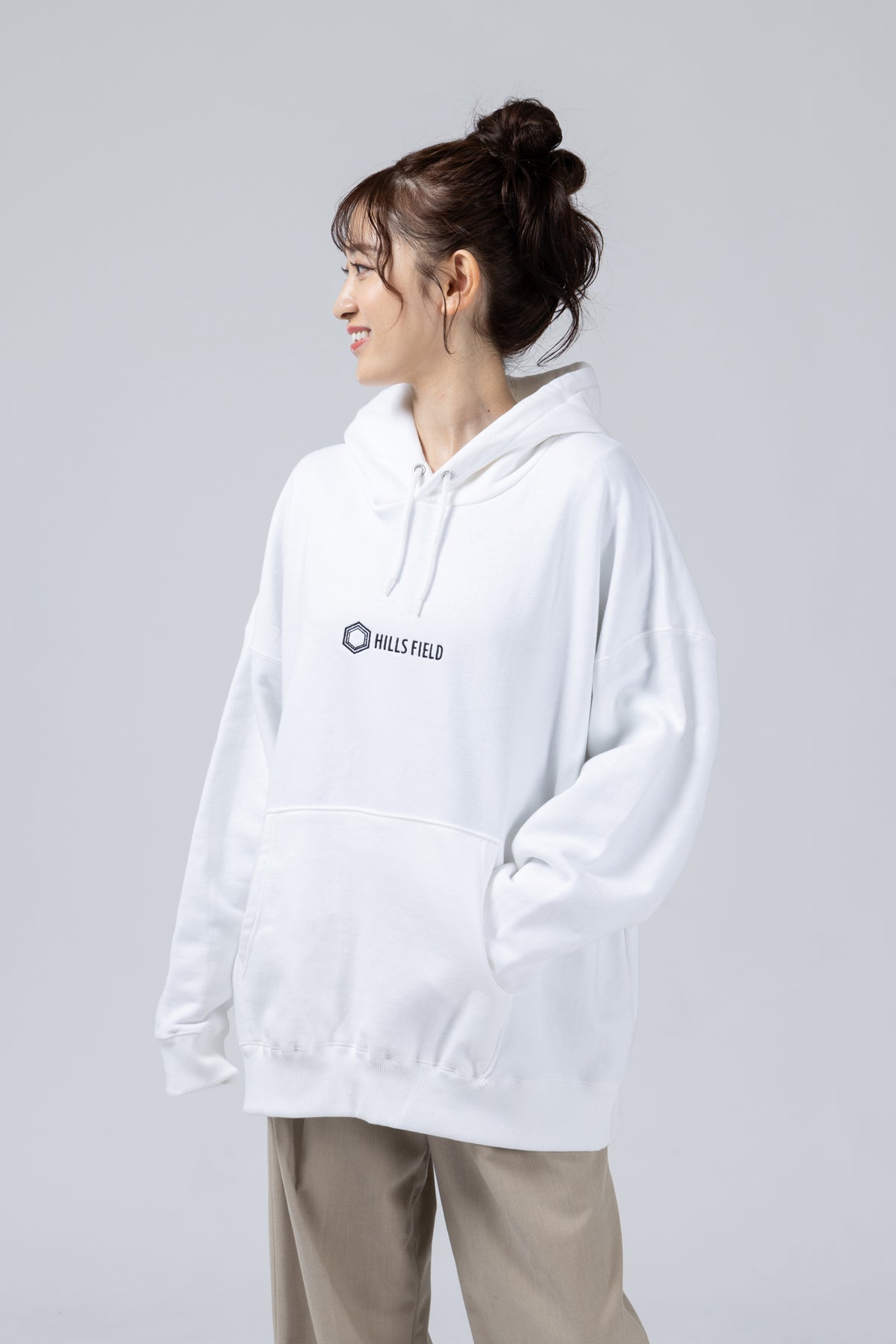HILLS FIELD LOGO HOODIE ロゴフーディ ホワイト